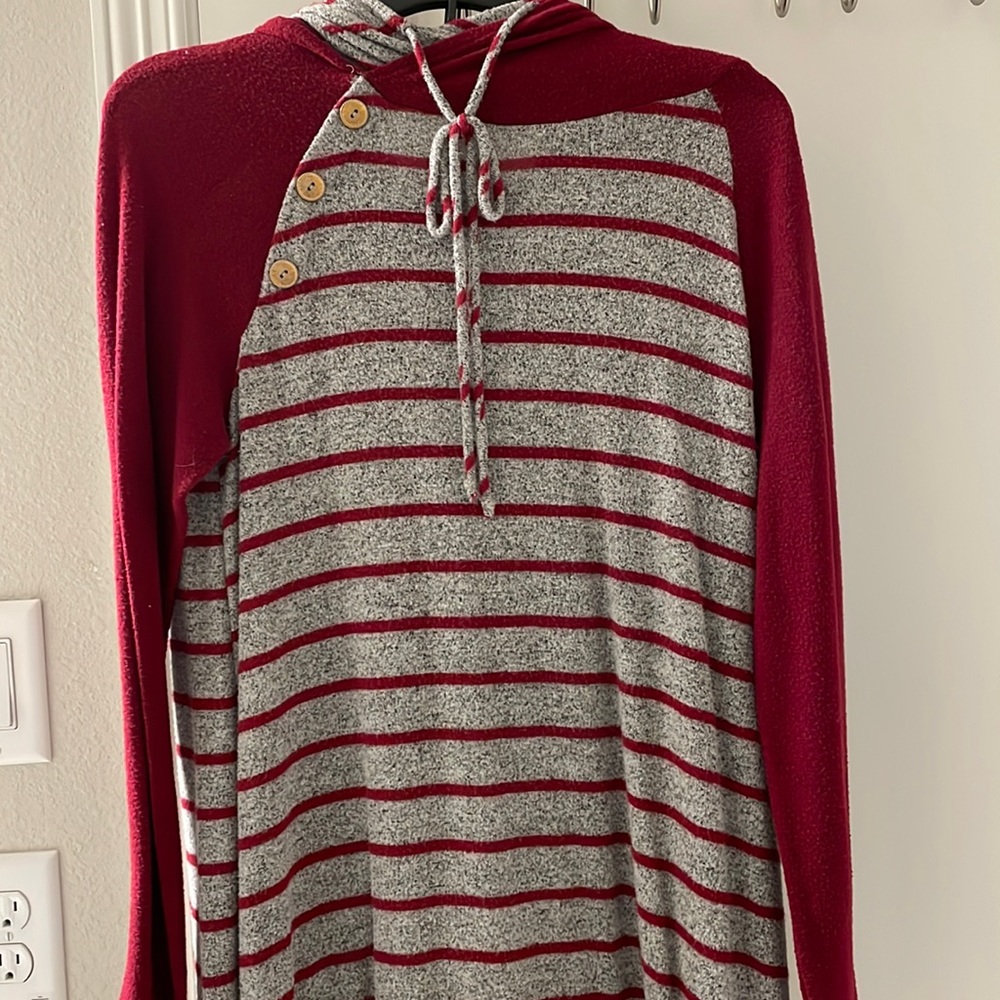Maroon and gray light pullover